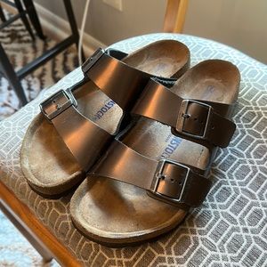 Birkenstock women’s Arizona soft footbed natural leather in metallic anthrocite